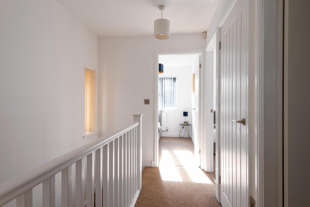 Parking - Spacious - Smart Tv - Self Checkin - Garden - King Holiday home Derby